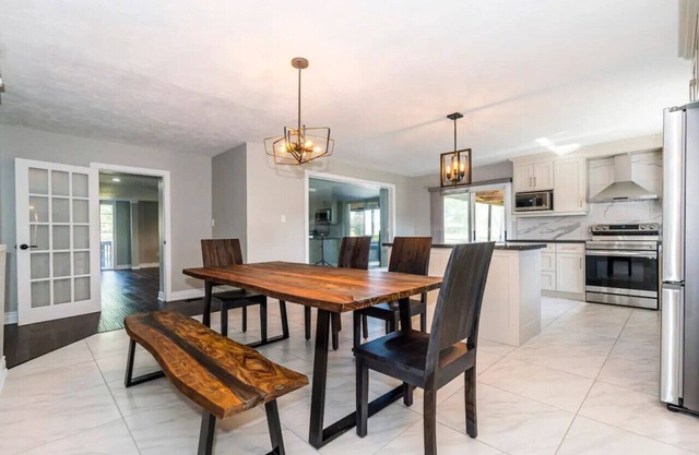 Serene 4BR house w/Hot tub, Lake, Billiards & BBQ