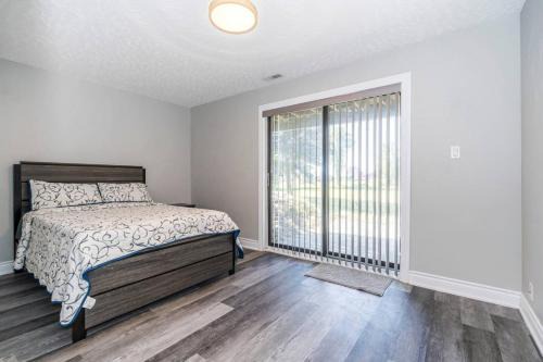 Serene 4BR house with Hot tub, Lake, Billiards and BBQ