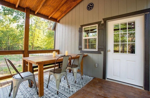 Serene beautiful country cabin on beautiful pond