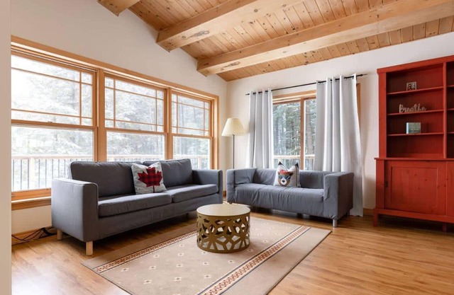 Serene, breathtaking waterfront views in Muskoka, half an hour from Algonquin!