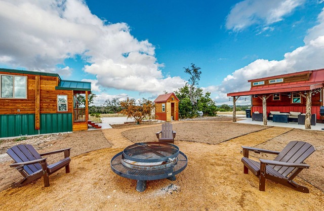 Serene cabins with full kitchens, AC + free wifi