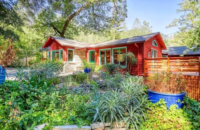 Serene Calistoga Cottage w/Pool & Hot tub in 9 acres of Woodland