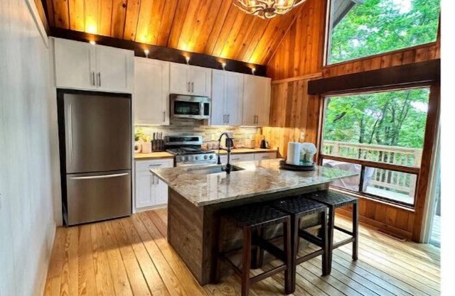 Serene Chalet Surrounded by Trees with Hot Tub & Resort Amenitiesn