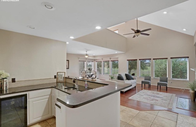Serene Coastal Getaway - Spacious 4BR Retreat, 15 Minutes from Beach & Attractions! Fast WiFi, Free Parking, and King Size Bed!