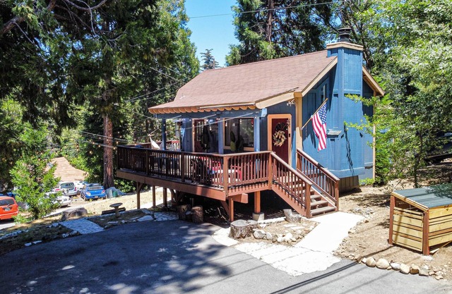 Serene, Cozy, and Romantic Mountian Retreat with an Inflatable hot tub near lake