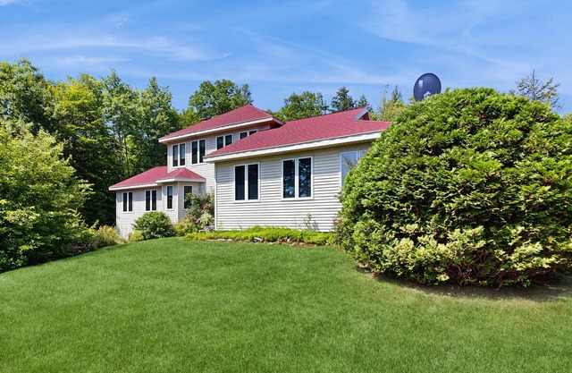 Serene Hilltop Home with Breathtaking Mountain Views, Fireplace, and Wifi