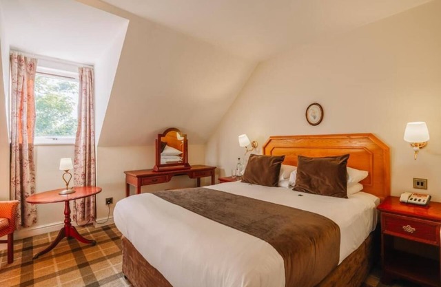 Serene Historic Stay with Pool, Solarium & Access to Picturesque Gardens