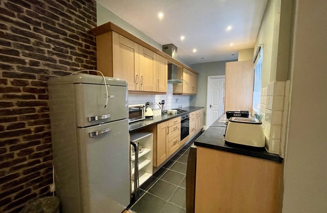 Serene Home: 4BR Getaway in Bedworth