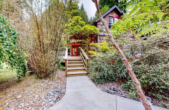 Serene home with a game room, firepit, & grill