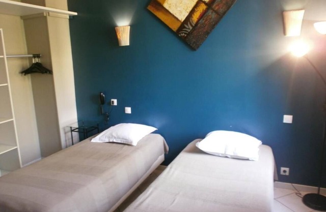 Serene Hotel with Sun Deck & Garden - Perfect for Relaxing Stays