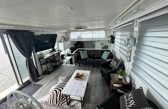 "Serene Houseboat Hideaway"nn