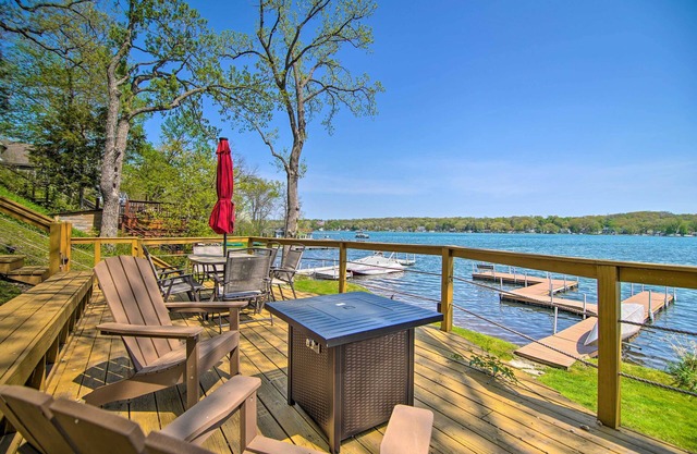 Serene Lakefront Escape: Boat Dock & Grill!