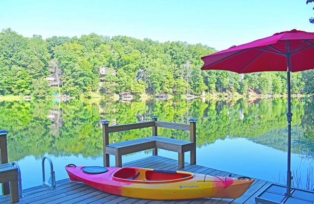 Serene Lakefront Reteat with Whimsical Flair! Private Dock-Kayaks-Fishing