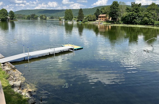 Serene Lakeside Retreat: Cozy Cottage w/ King BR, Lake Views, Kayaking, Firepit!