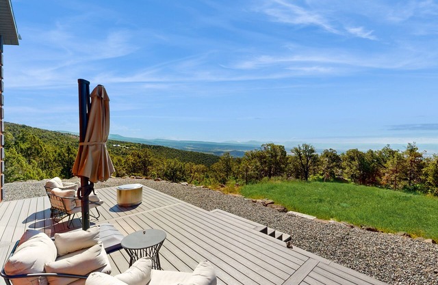 Serene mountain retreat with panoramic views & family-friendly amenities