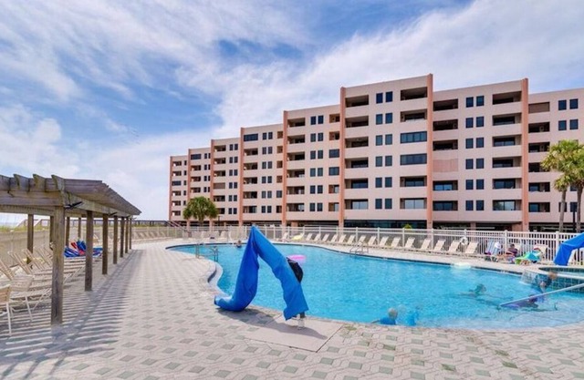 Serene Penthouse unit with Hot Tub and Music, Gulf Front