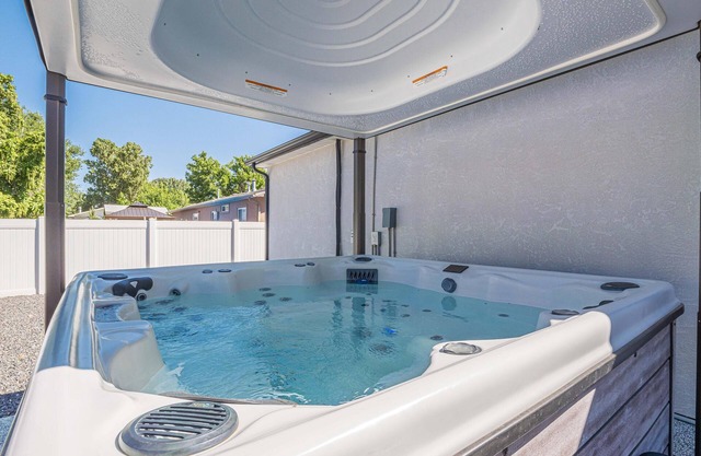 Serene Retreat: Darts, Pool Table & Hot Tub!