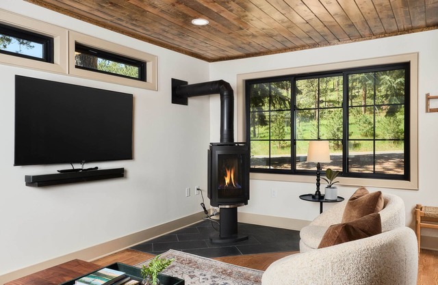 Serene Riverhouse Getaway: Outdoor Shower, Hot Tub, & Cozy Fire Pit