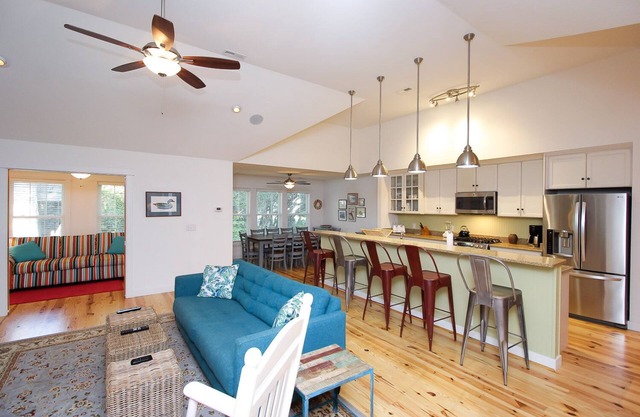 Serene Sanderling Beach Cottage Steps from beach w/community pool - Duck