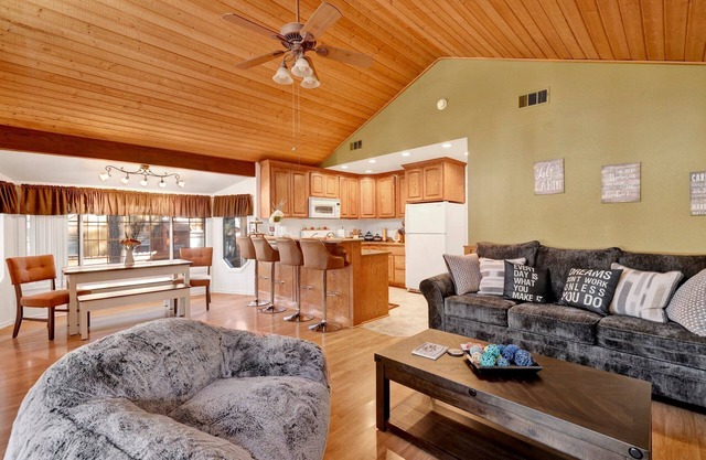 Serene Splendor Retreat in Big Bear | Ultra-Modern Chalet w/Hot Tub