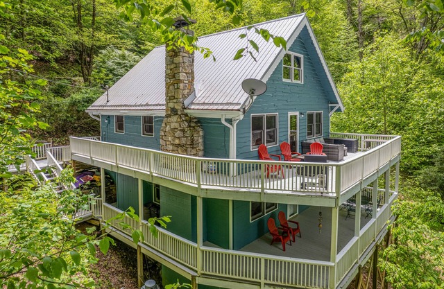 Serene stay with wood-burning fireplace & decks, dock and canoe access - dogs ok