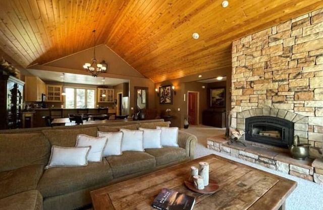Serene Summit Chalet- Ski-In&Out + Hot Tub
