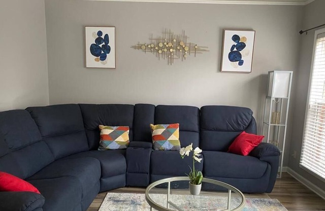 Serene Townhouse ensuite basement King bed, 1.5 bath, No Shared space