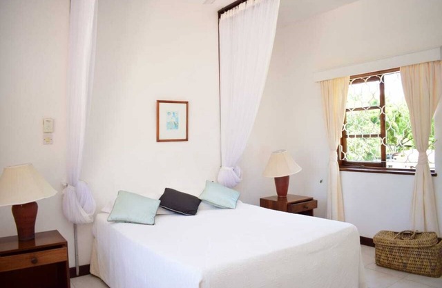 Serene Villa with beautiful garden and swimming pool - 5 minutes from the beach!