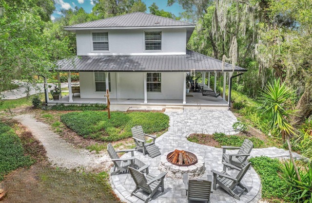 Serene Waterfront Retreat near Rainbow River