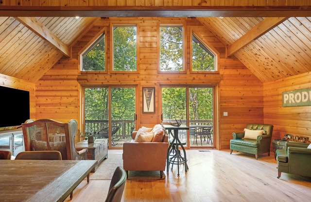 Serenity Cabin-3 Bedroom Woodland Retreat in Wintergreen