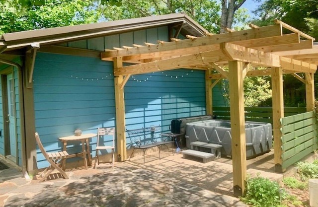 Serenity Cottage❤️Hot Tub Parkway Retreat w/kitchen & patio garden