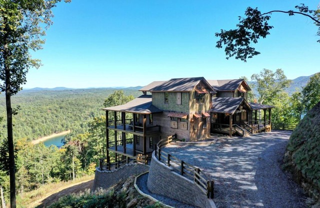 Serenity Cove- 7 BDR | 6 KINGs | sleeps 16| Lake and Mountain View | wheel chair accessible