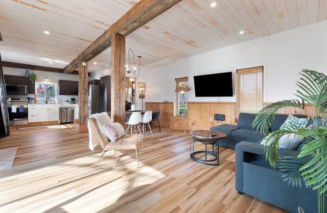 Serenity on Crowe River- escape to tranquility in beautiful cottage with hot tub