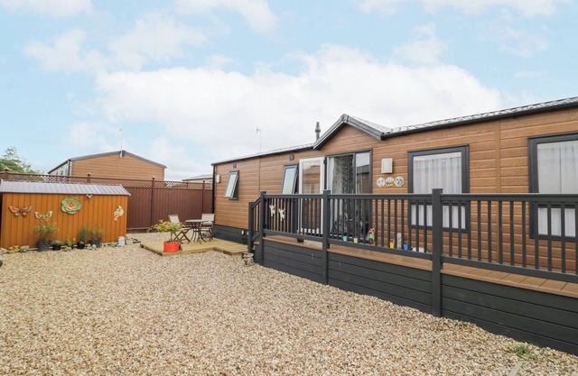 SERENITY, pet friendly, with a garden in Evesham