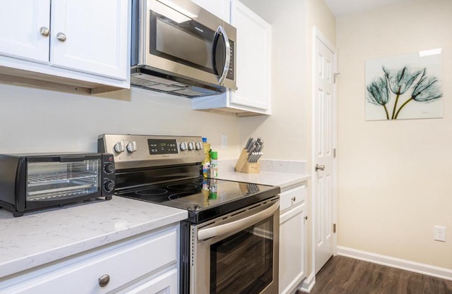 Serine Space - Townhome - King Bed - Duke - Long Term Stays