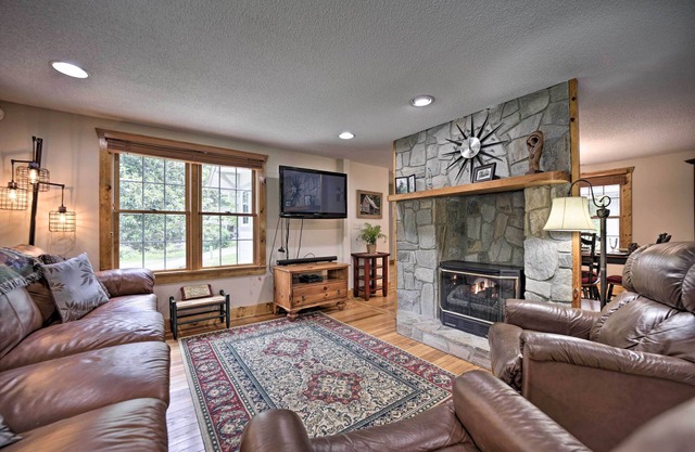 Settlers Mountain Retreat: On-Site Hikes & Views!