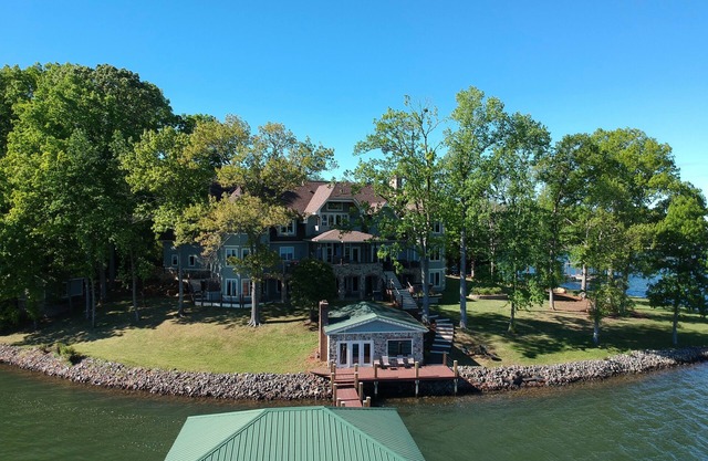 Seven bedroom family estate on Lake Norman