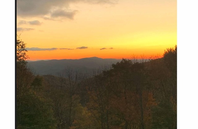 Seven Devils Sunrise - Updated home with mountain views, gas firetable, & game room!