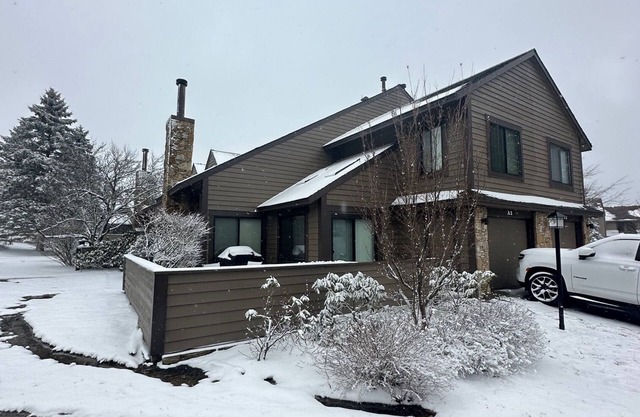 Seven Springs 3 Bedroom Sunridge Townhome - Newly Updated & Steps to the Slopes