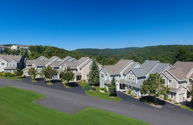 Seven Springs 4 BR Premium Condo, Mountain Views! by RedAwning - Save 10% on 3 Nights, 15% on 5 Nights!
