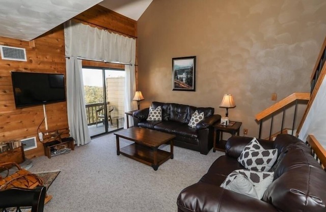 Seven Springs Sunridge 1 Bedroom Loft Standard Condo, Ski In Ski Out! by RedAwning