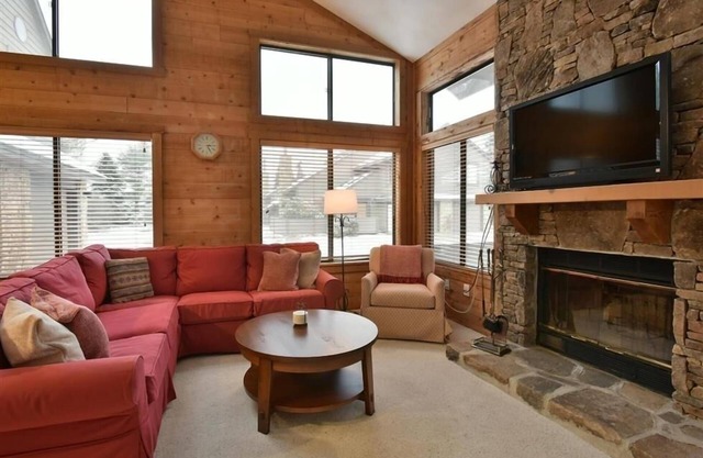 Seven Springs Sunridge 3 Bedroom Standard Condo, Sleep 10! by RedAwning