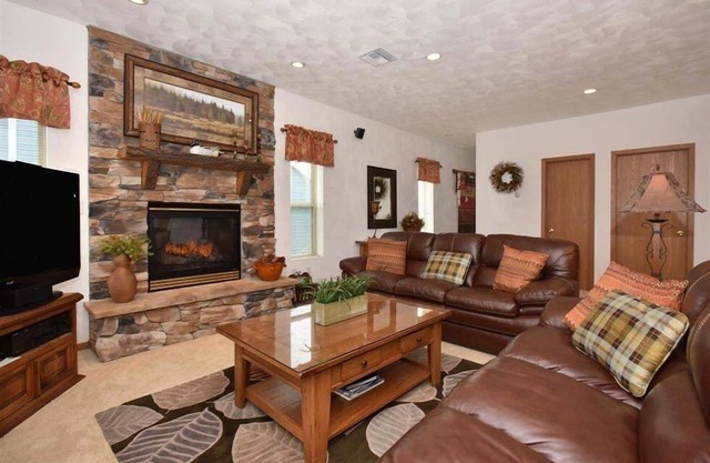 Seven Springs Woodridge 4 Bedroom Premium Condo, Mountain Views! by RedAwning