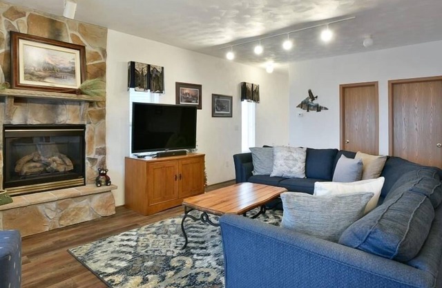 Seven Springs Woodridge 4 Bedroom Premium Condo, Deck with Mountain Views by RedAwning