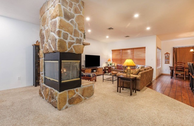 Seven Springs Woodridge 4 Bedroom Premium Condo, Deck with Mountain Views by RedAwning