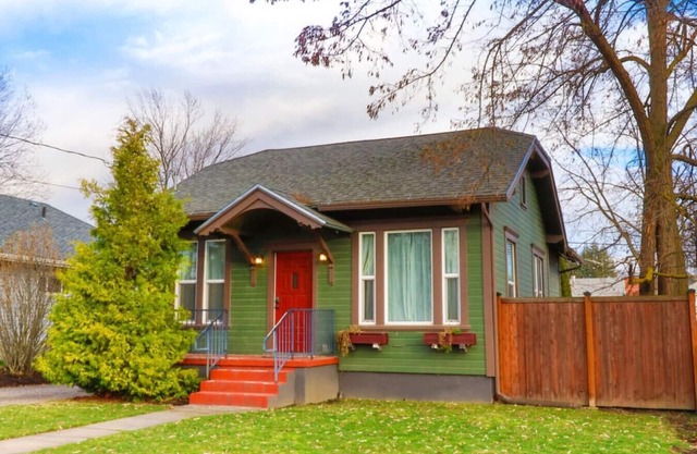 Sewah Retreat · Charming Craftsman Cottage - Walkable to Town