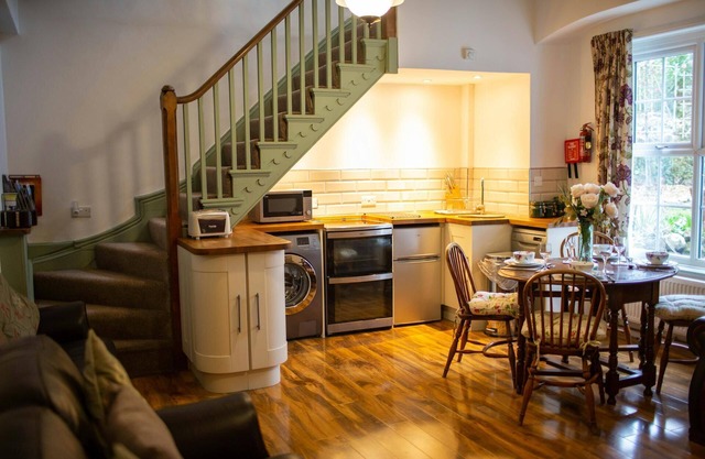 Seymour, Johnston - Two Bedroom Cottage, Sleeps 4