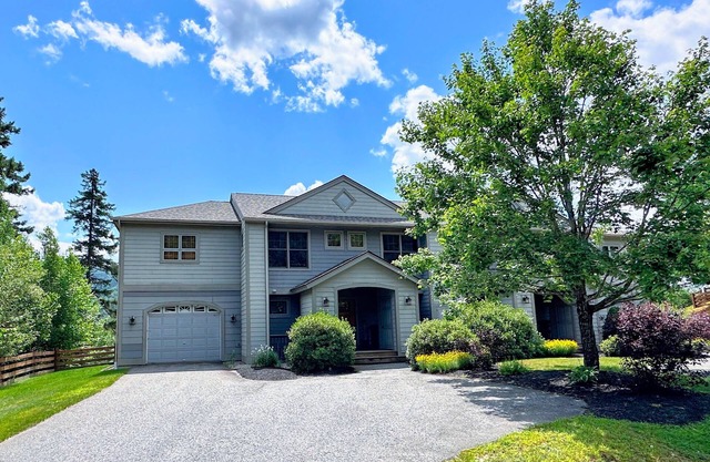 SH1 Spacious Bretton Woods Retreat with AC, Stunning Views and attached garage
