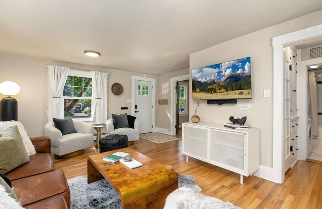 Shade Tree Bungalow | Old Town, Yard & Garage