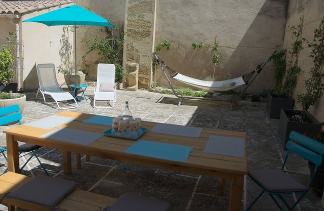 Shaded courtyard house, Luberon Park, 1-6 pers.